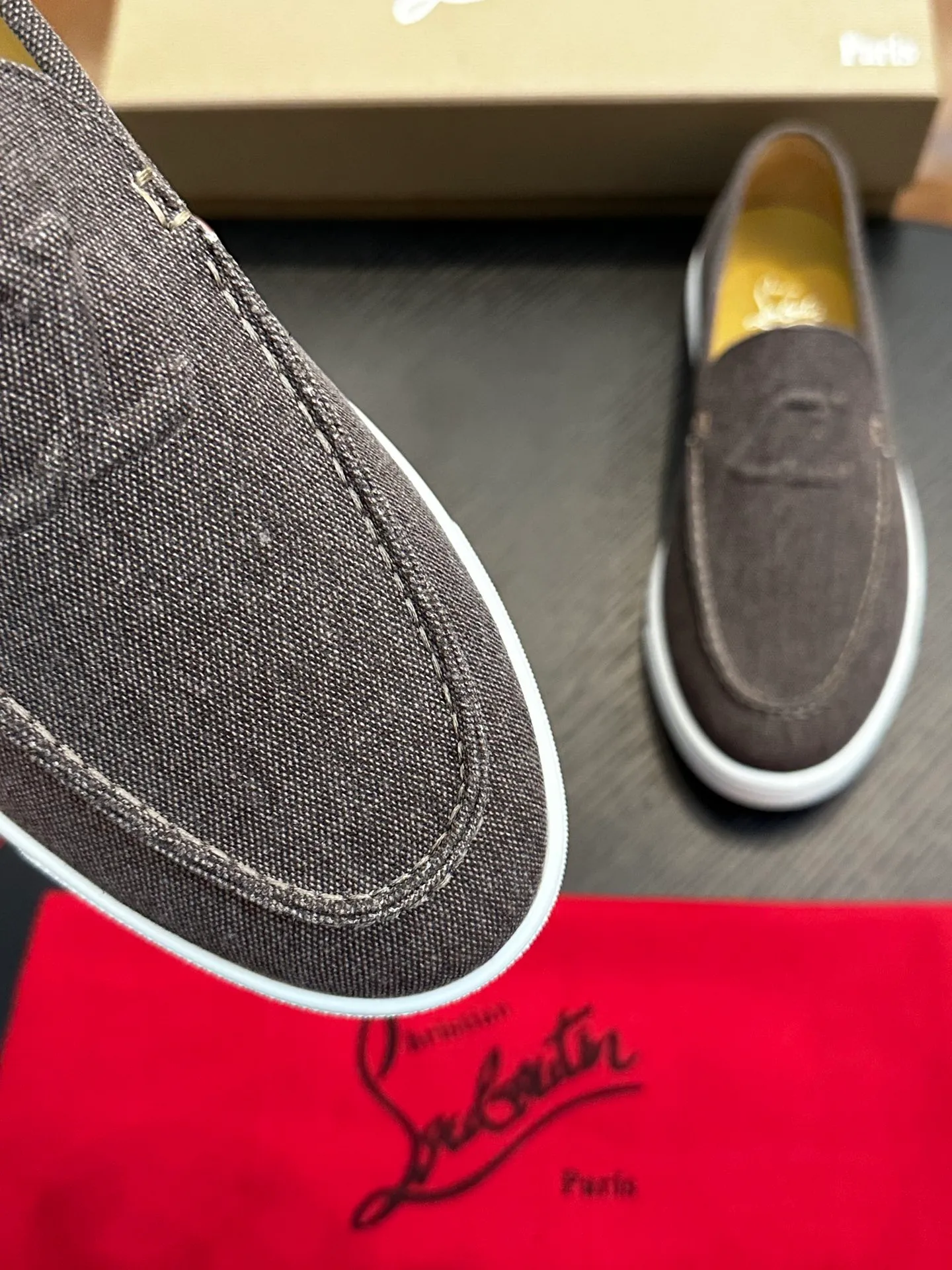 P760💰Christian Louboutin (red-soled shoes) Italian men’s casual sneakers are shipped! Each pair of shoes from this Italian handmade shoe brand has a simple and classic design, which is very comfortable and versatile! The upper fabric of this shoe is made of imported cowhide, with high-end and comfortable cowhide lining! The outsole is made of original rubber bottom sheets and is lined with cowhide! Brand-specific molded footbed, exclusive private mold control! Original box packaging, with shoe storage bag! 39 40 41 42 43 44 (38 45 46 customized)
